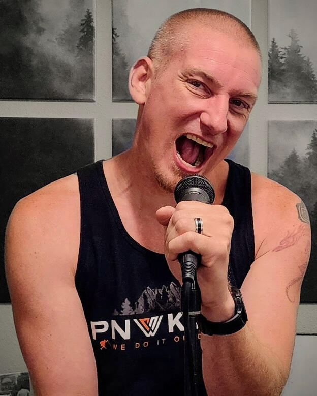 Joe Buchmann performing as Ashalo